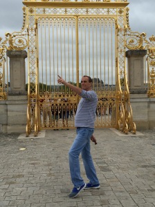 Les imitating Louis XIV's famous stance.